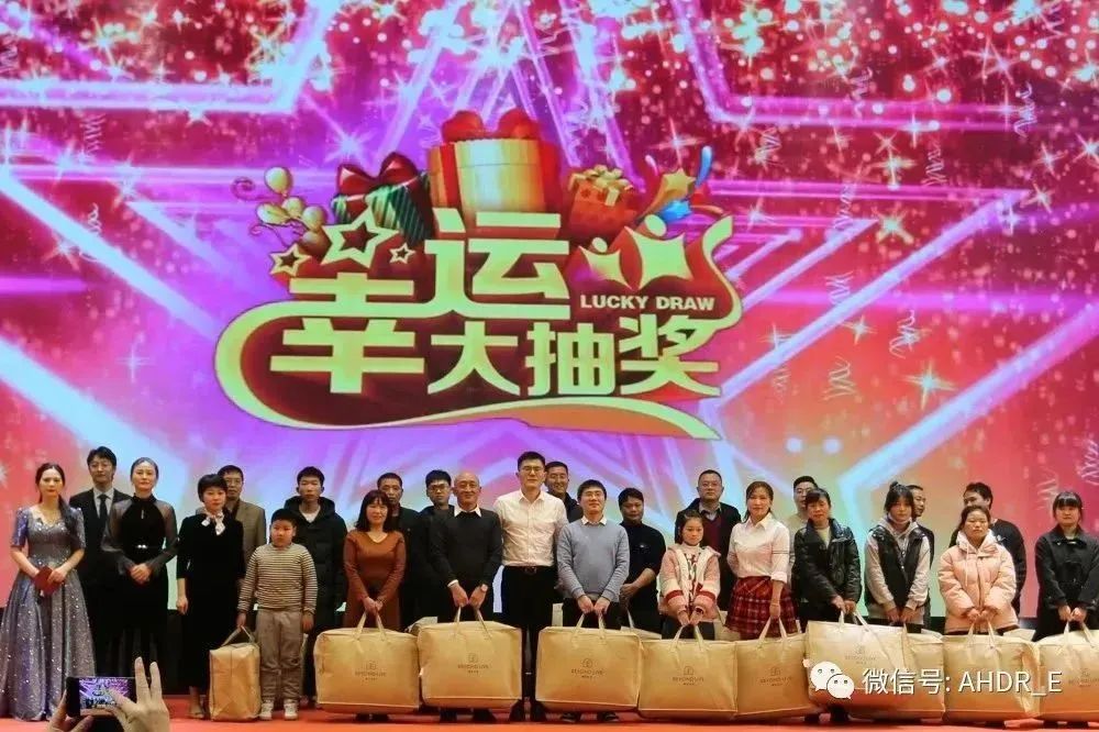 副總經(jīng)理董康、營(yíng)銷(xiāo)副總監(jiān)洪海燕、財(cái)務(wù)總監(jiān)謝道樹(shù)及總經(jīng)理助理張春蘭頒發(fā)三等獎(jiǎng)